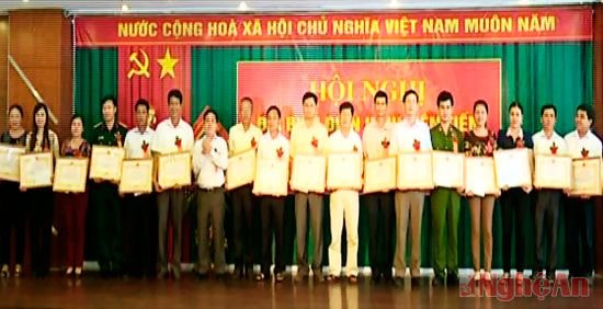 Khen thưởng tập thể cá nhân có thành tích trong phong trào thi đua yêu nước giai đoạn 2010 - 2015