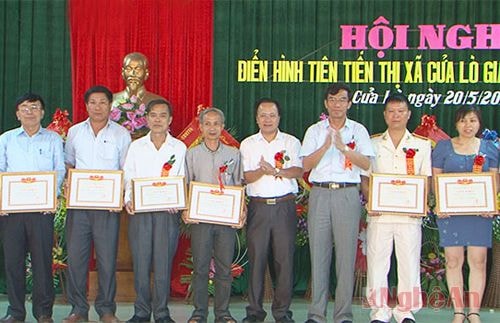 Trao thưởng cho các tập thể, cá nhân có thành tích xuất sắc