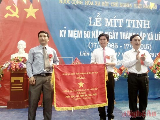 Lãnh đạo huyện Quỳ Hợp tặng bức trướng cho Đảng bộ, nhân dân  xã Liên Hợp nhân kỷ niệm 50 năm thành lập xã.