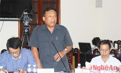 Đồng chí Hồ Quang Thành - Giám đốc Sở Thông tin - Truyền thông phát biểu nêu những kết quả làm được và những khó khăn vướng mắc mà ngành TT&TT gặp phải. 