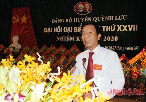 Đồng chí Lê Đức Cường, Bí thư Huyện ủy Quỳnh Lưu thông qua Nghị quyết Đại hội