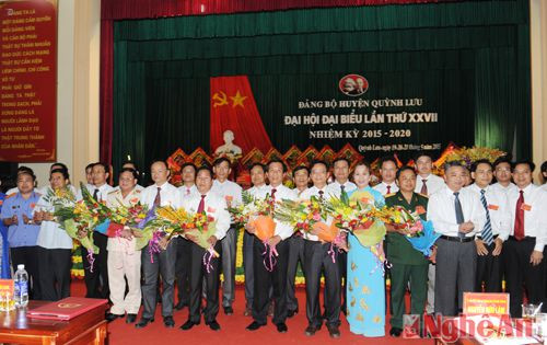 Các đồng chí lãnh đạo tỉnh tặng hoa chúc mừng BCH Đảng bộ huyện nhiệm kỳ 2015 -2020