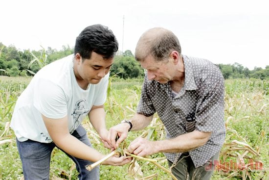 Thomas và Thắng cùng làm cây thánh giá từ thân cây ngô để tưởng niệm người phi công đã mất năm 1968.  