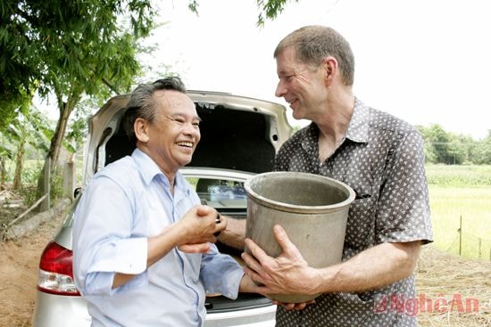 Ông Văn trao lại một bộ phận máy bay cho Thomas