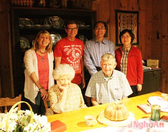 Gia đình ông bà Wilber chụp cùng những người bạn tại Mỹ và vợ chồng Thomas hiện nay