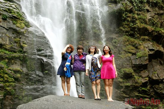 Du khách thích thú với vẻ đẹp tự nhiên của thác Khe Kèm