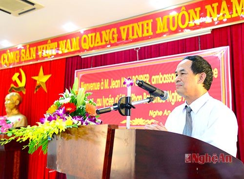 Thầy Đậu Văn Mùi - Hiệu trưởng nhà trường cho biết trung bình mỗi năm trường có 10 - 15 em đi du học ở Pháp.