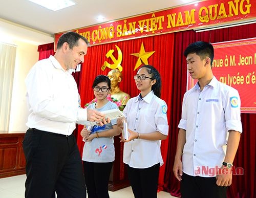 Đại sứ Pháp trai quà cho học sinh lớp chuyên Pháp trường THPT chuyên Phan Bội Châu