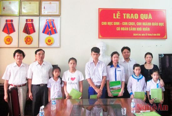 Đại diện Trường Đại học sư phạm kĩ thuật Vinh, LĐLD tỉnh, Phòng GD & ĐT Quỳnh Lưu trao quà cho học sinh giỏi vượt khó