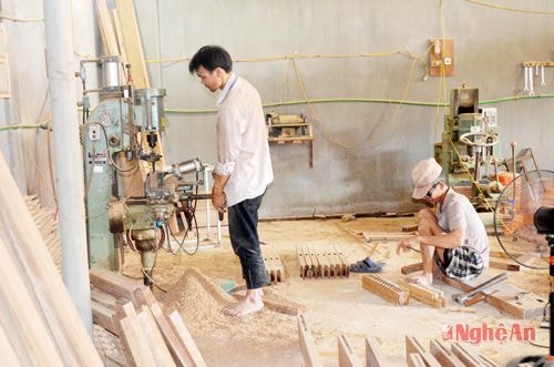 Nghề mộc dân dụng phát triển ở xã Nghi Xuân (Nghi Lộc). Ảnh: Ngọc ANh