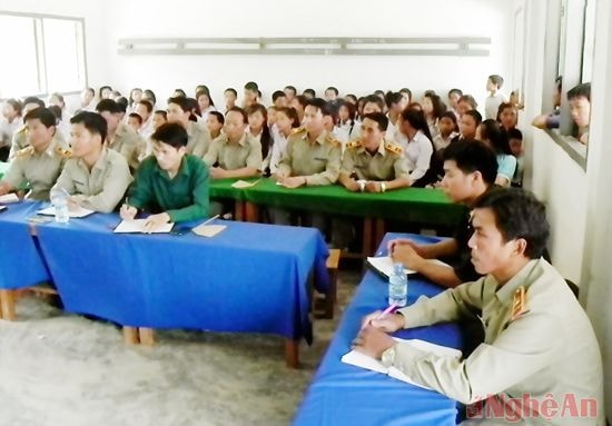 Đông đảo cán bộ, nhân dân và học sinh bản Nậm Táy (Lào) tham gia lớp học