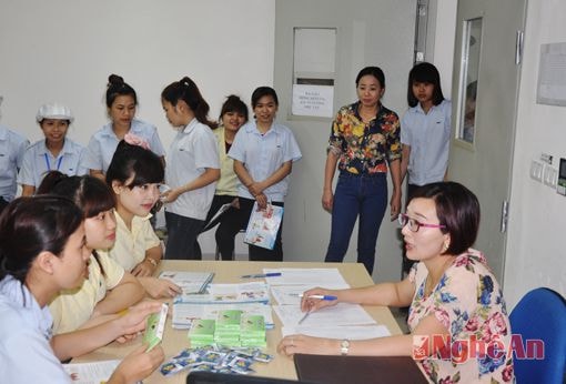 Những thanh niên được tư vấn về cách bảo vệ sức khỏe tình dục