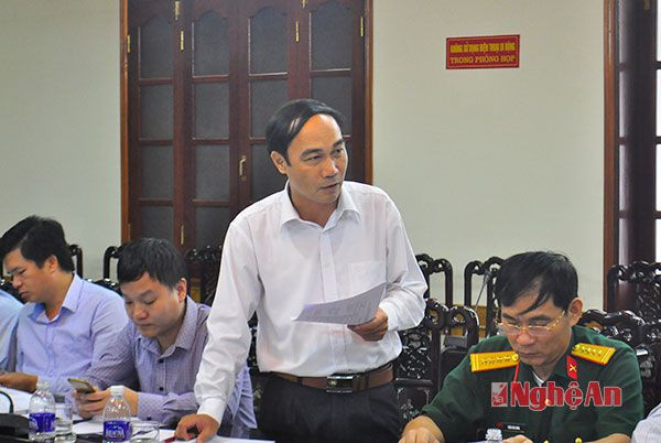 Ông Trần Quốc Khánh - Phó Ban tuyên giáo Tỉnh ủy góp ý về chủ đề và khẩu hiệu tuyên truyền Đại hội