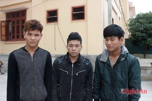 Các đối tượng cướp taxi.