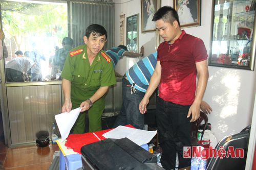 Đội điều tra tổng hợp và quản lý hành chính công an thành phố Vinh đang tiến hành khám xét nhà ở của vợ chồng Trần Anh Tài