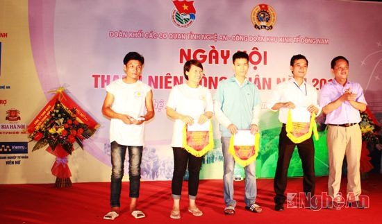 Trao giải cho những ĐVTN đạt giải thể thao trong ngày hội