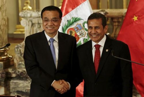 Thủ tướng Trung Quốc Lý Khắc Cường bắt tay Tổng thống Peru Ollanta Humala tại tòa nhà chính phủ ở Lima