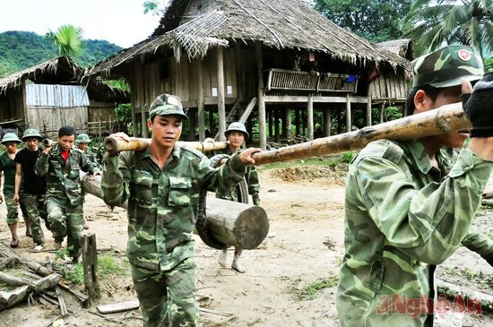 Bộ đội Tiểu đoàn 41 (Trung đoàn 764) giúp đồng bào Thái, Khơ mú ở xã Thông Thụ (Quế Phong) chuyển nhà cửa, đồ đạc  ra khỏi khu vực lòng hồ Thủy điện Hủa Na.