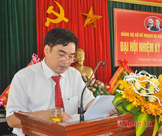 Đồng chí Trần Văn Nhàn- Q- Bí thư Đảng bộ trình bày báo cáo chính trị
