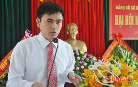 Đồng chí Nguyễn Doãn Hùng- Bí thư Chi bộ Tổng hợp tham luận vai trò lãnh đạo của Đảng trong việc thực hiện nhiệm vụ chính trị