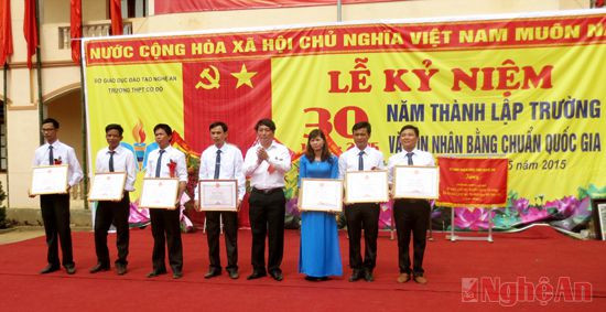 Đồng chí Lê Hồng Sơn, Chủ tịch UBND huyện Nghĩa Đàn, trao Bằng khen cho các cá nhân được khen thưởng