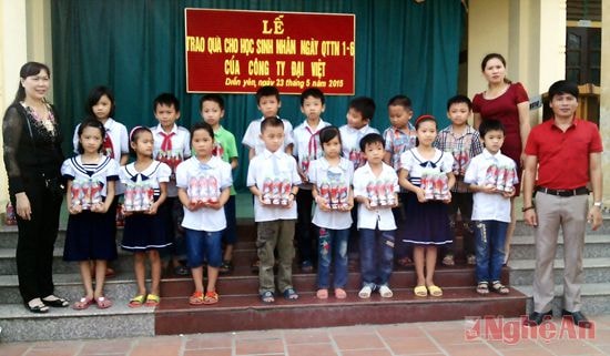 Các em học sinh trường tiểu học Diễn Yên 1 nhận quà của nhà tài trợ.