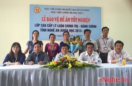 Hội đồng bảo vệ chụp ảnh lưu niệm với học viên sau buổi lễ