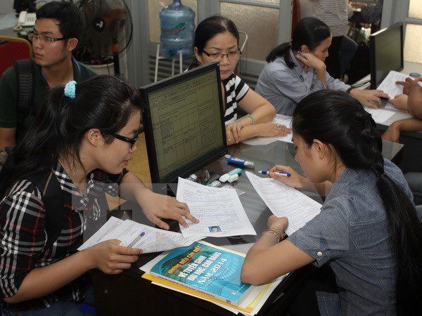 Thí sinh làm hồ sơ dự thi đại học. (Ảnh: Phương Vy/TTXVN)