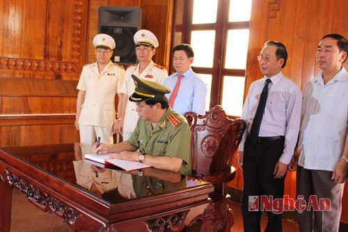 Đại tướng Trần Đại Quang ghi vào sổ cảm tưởng tại khu di tích Kim Liên