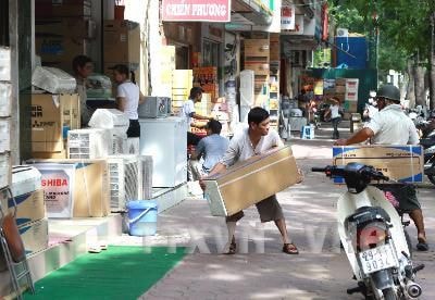 Trong những ngày nắng nóng, các đồ điện chống nóng như điều hòa, quạt cây, máy làm mát... được tiêu thụ mạnh