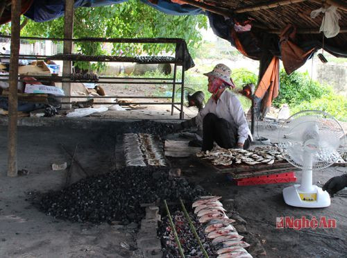 Nướng cá ở lò Nam Tình - xóm Trung Phú - Diễn Vạn