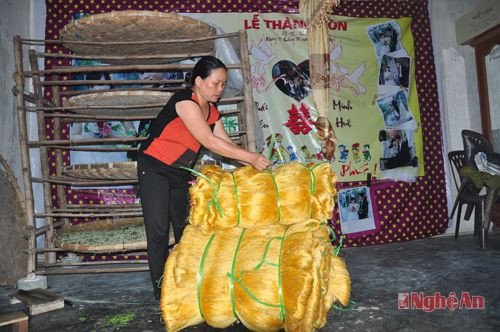 Chị Nguyễn Thị Xuân - XÓm Tiền Tiến - Diễn Kim và những bó tơ tằm chờ giá lên.