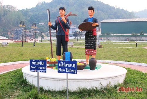 Mô phỏng dân tộc Phao Tai đeng, một bộ tộc Lào đặt ở công viên Thị xã Sầm Nưa.