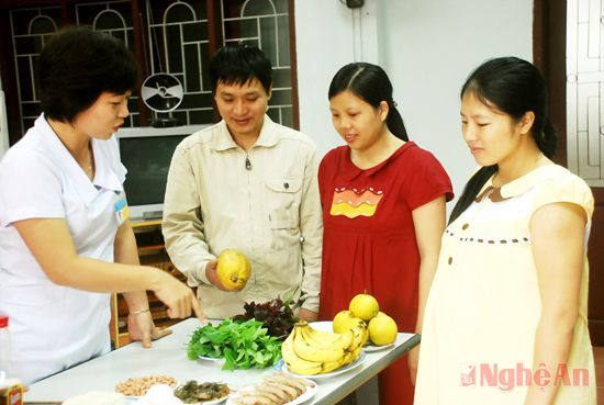 Hướng dẫn lựa chọn dinh dưỡng cho các bà nội trợ tại Trung tâm chăm sóc sức khỏe bà mẹ trẻ em - KHHGĐ tỉnh.