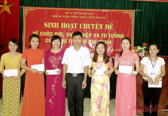 Trao thưởng cho các cá nhân xuất sắc.