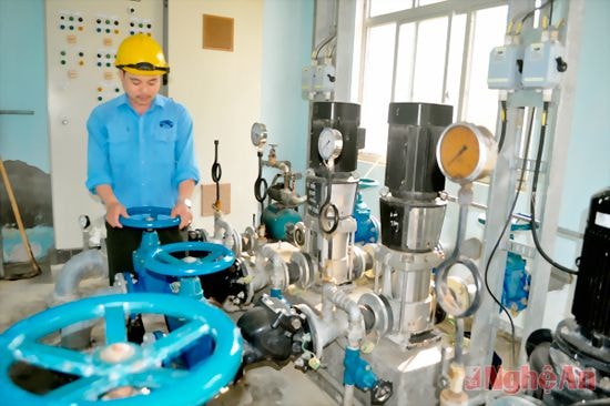 Vận hành  cấp nước tại Trạm cấp nước Anh Sơn.