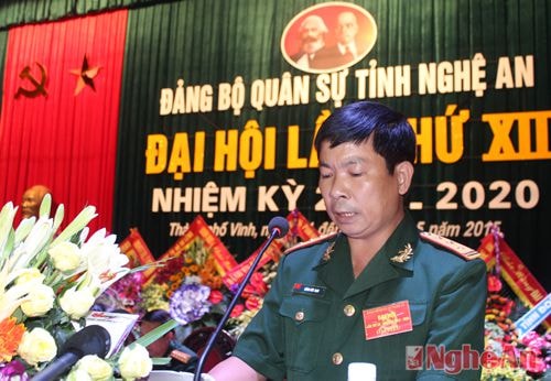 Thượng tá Đặng Đức Mậu – Phó Tham mưu trưởng Bộ CHQS tỉnh đóng góp một số ý kiến cho dự thảo báo cáo chính trị sẽ trình Đại hội Đảng bộ Quân khu khóa X