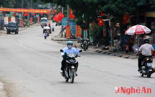 1.Trong giờ cao điểm, người dân ở nhiều huyện miền Tây Nghệ An thường phải bịt kín mỗi khi ra đường.