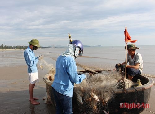 Là vùng bãi ngang nên ngư dân vùng biển Cửa Hội bao đời nay có nghề  đánh bắt cá gần bờ bằng thuyền thúng.  Hiện có  khoảng 120/ 250 lao động ở các khối Hải Bằng 1, Hải Bằng 2, Phúc Hoà của phường Nghi Hoà thường làm nghề trên vùng biển này. Ngày làm việc của họ thường bắt đầu từ  3 giờ sáng, kéo dài đến suốt đêm… 