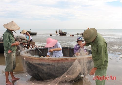 Dù nghề đi biển lắm gian nan nhưng ở làng biển Nghi Hoà có những gia đình, vẫn nhiều đời “bám” nghề. 