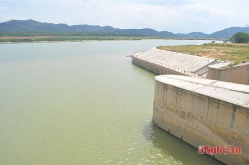 Hệ thống Cống Nam Đàn lấy nước từ sông Lam.