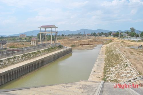 Hệ thống kênh dẫn nước từ cống Nam Đàn.