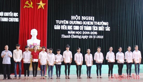 Ông Nguyễn Văn Quế - Phó Chủ tịch UBND huyện Thanh Chương trao thưởng cho các học sinh đạt thành tích cao trong năm học 2014-2015