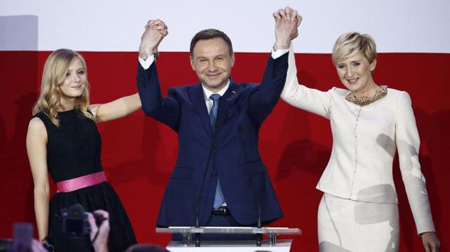 Ông Andrzej Duda (giữa) ăn mừng cùng vợ (bên phải) và con gái sau khi kết quả  khảo sát cử tri vừa rời phòng bỏ phiếu được công bố, trong cuộc bầu cử Tổng thống Ba Lan vòng 2, tổ chức ngày 24/5/2015. Ảnh: Reuters