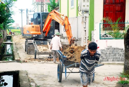 Làm đường giao thông nội xóm  ở xã Diễn Liên (Diễn Châu).