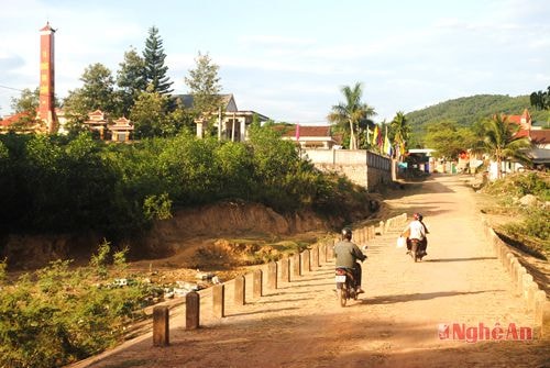 Đường vào trung tâm xã Nghĩa Dũng (Tân Kỳ).