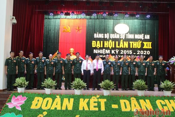 Ban chấp hành Đảng bộ Quân sự tỉnh khóa XII, nhiệm kỳ 2015 - 2020 ra mắt đại hội.