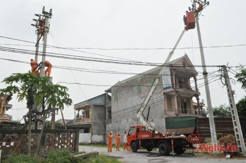 Khắc phục sự cố điện trên đường dây trung thế ở Nghi Phú (Thành phố Vinh).