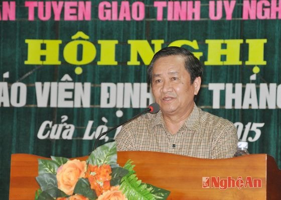 Đồng chí Phan Công Lưu- Phó Bí thư Thường trực Thị xã Cửa Lò báo cáo tình hình của địa phương, trong đó nhấn mạnh công tác phát triển du lịch của Cửa Lò trong năm 2015