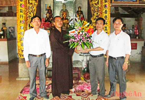 Ông Võ Văn Tiến  – Phó Chủ tịch Ủy ban MTTQVN tỉnh thăm và tặng quà  tại chùa An Thái (Quỳnh Lưu)